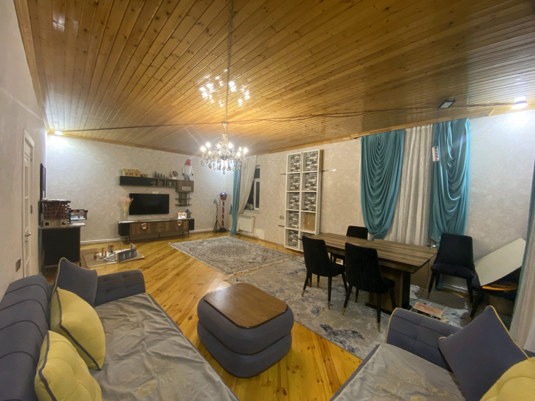 Bakıxanov qəsəbəsində 1 həyətdə 2 ev