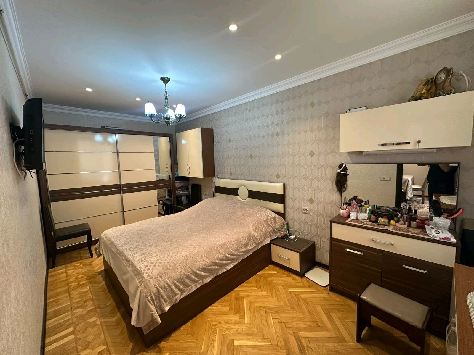 4 otaqlı 100 m² Köhnə tikili təcilir satılır  Satılır