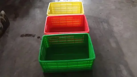 Plastik yeşiklər